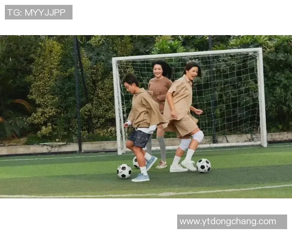 足球明星手势语揭秘：如何通过肢体语言传达战术与情感